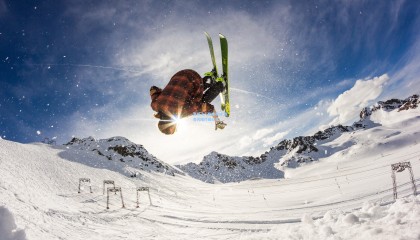 壹号娱乐下载-百米飞人巅峰对决 新星闪耀打破纪录
